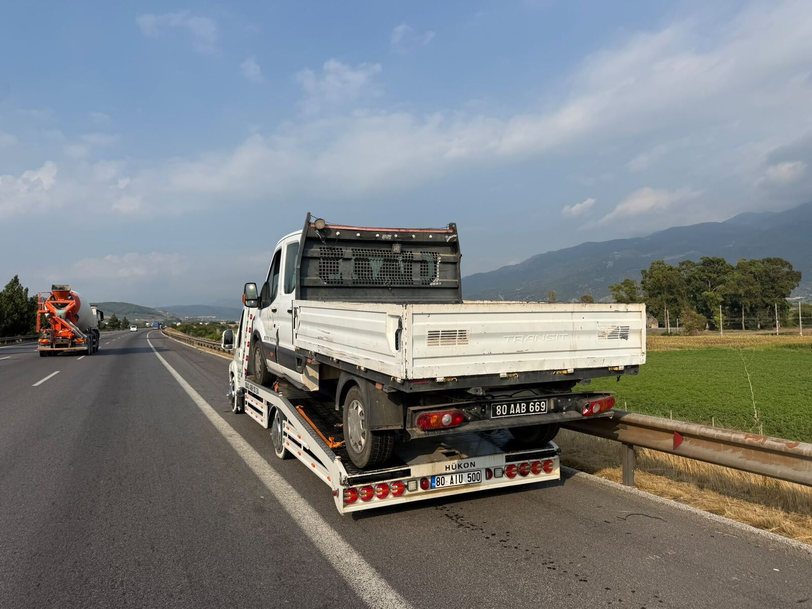 Ford Transit kamyonet çekici platformunda