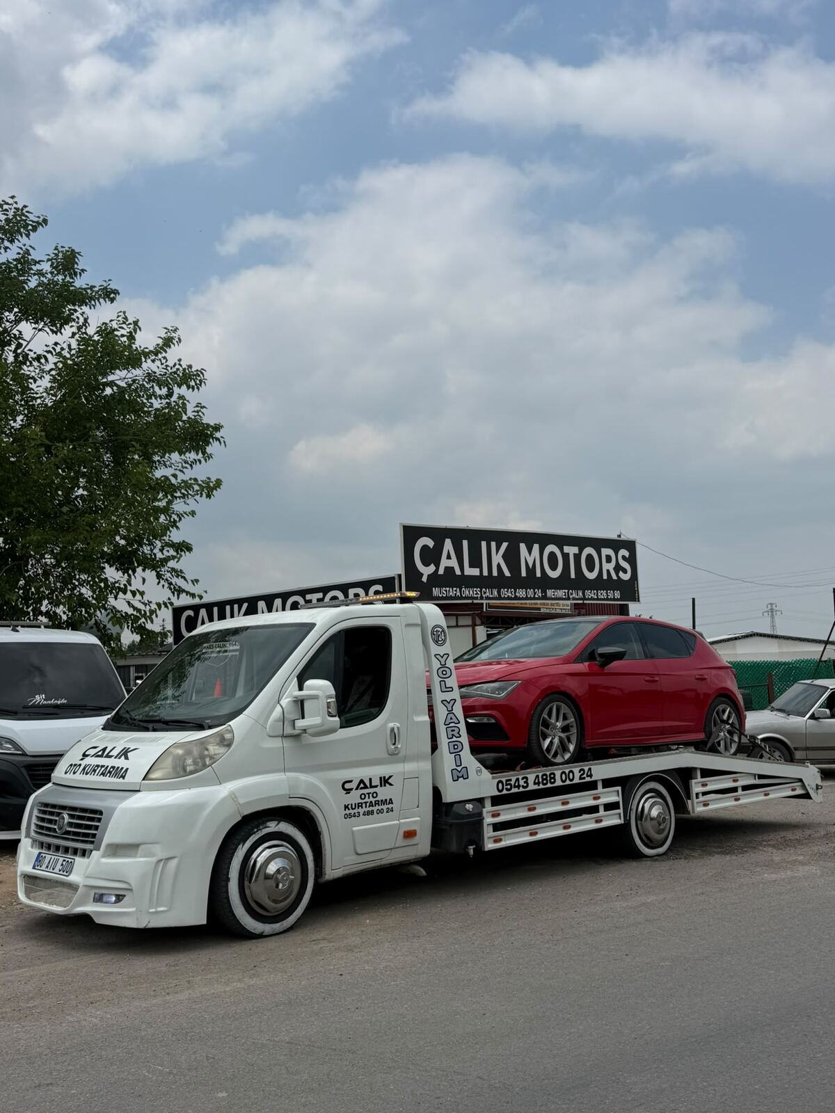 Çalık Oto Kurtarma çekicisi kırmızı hatchback taşırken